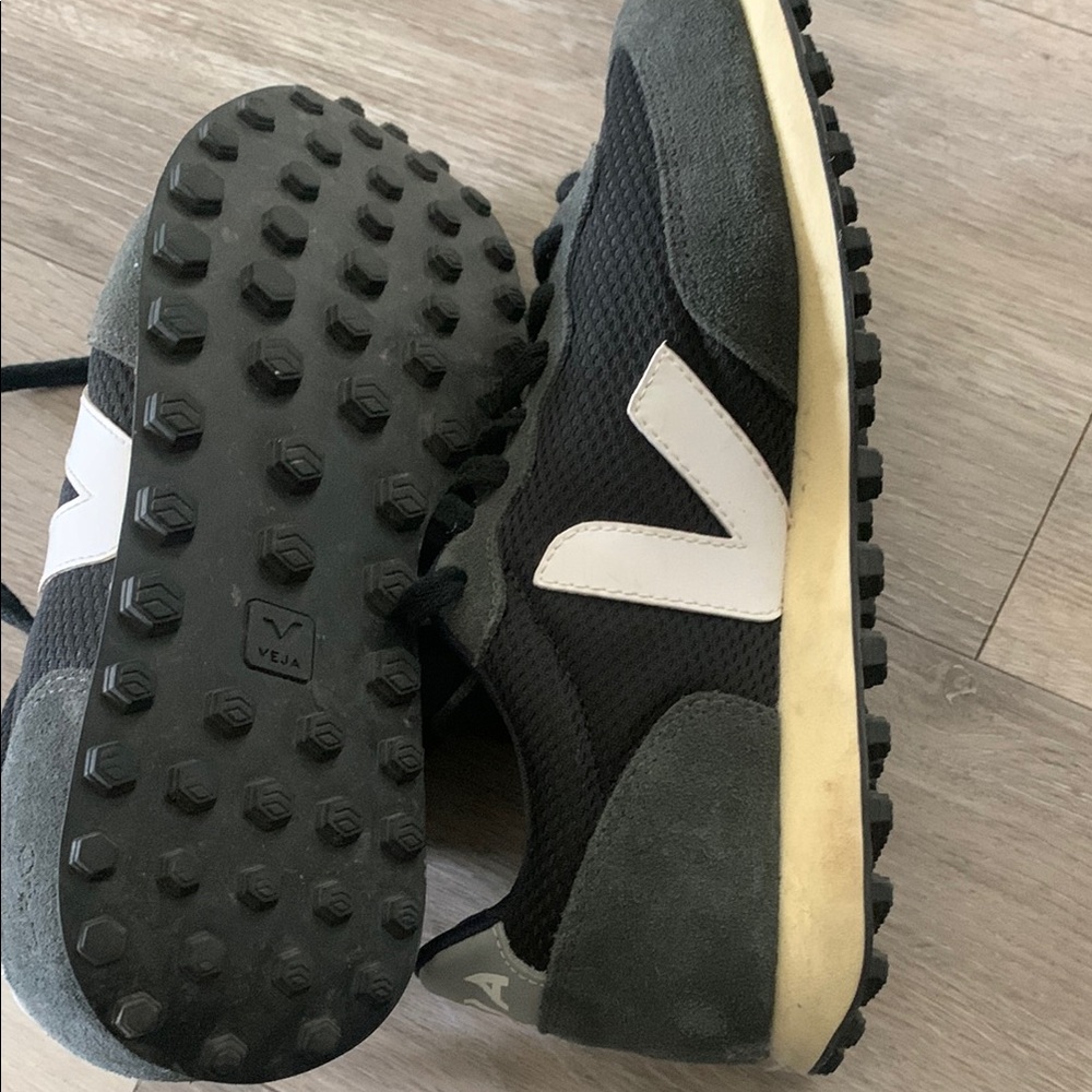 Veja Black and White Sneakers Classic Design - Picture 6 of 8